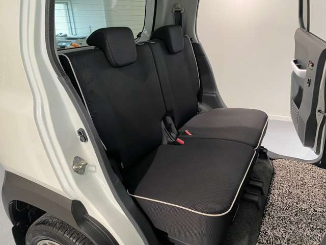 リアシート、大人が2人座っても思った以上に窮屈ではありません♪