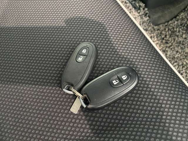 スマートキーなので鍵の開け閉め、エンジン始動は鍵をささなくてOK♪こちらをポケットに入れておくだけです♪