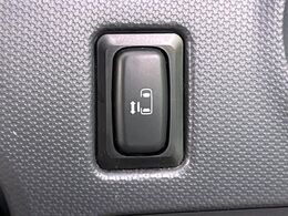 【パワースライドドア】スマートキーや運転席のスイッチでスライドドアの開閉が可能♪電動だから力を入れてドアを開ける必要が無く、小さいお子様でも、重い荷物を持っている時もラクに開け閉めできます♪