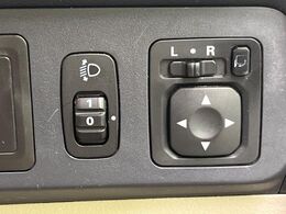 【電動格納ミラー】サイドミラーは電動格納式となっており、狭い駐車場でもキズがつくリスクを抑えられます。