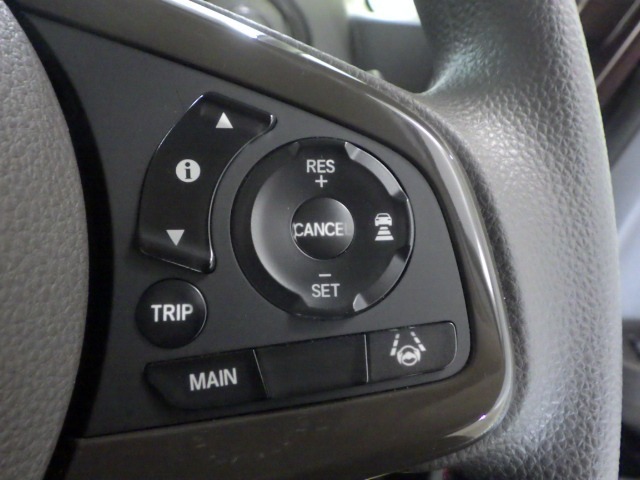 ハンドル右側にはクルーズコントロールのスイッチが装備され運転中の操作も安心して行えます！