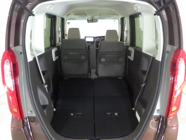 リアシートを倒せば広々荷室の出来上がり♪アレンジ次第でさまざまな荷物が積み込めますよ。