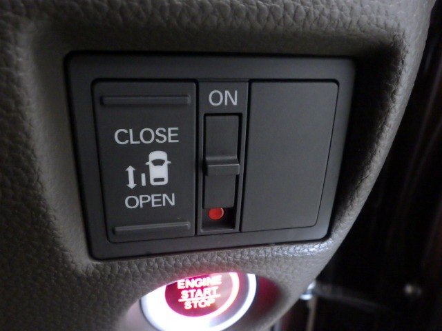 片側電動スライドドア！！荷物で手が塞がる時など簡単にドアの開閉が出来ます！何より力いらずで開閉OK！女性やお年寄りにも優しい♪電動機能はOFFにもできますから元気なお子様の駆け出しも安心！