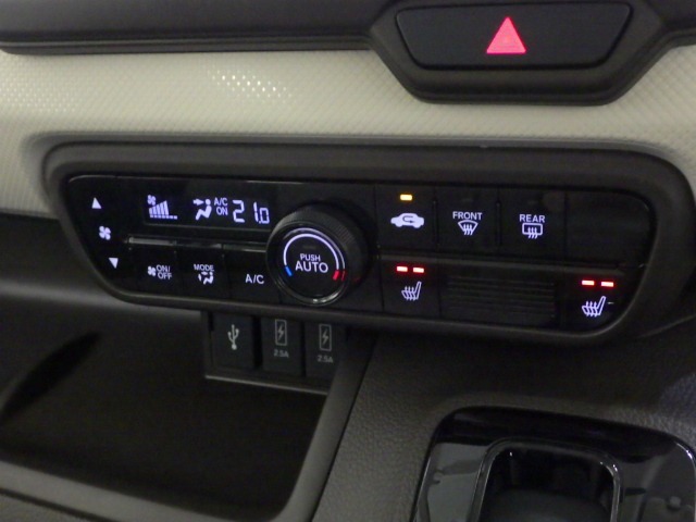オートエアコンタイプなので細かい操作なしで快適温度に調整してくれます。シートヒーター付きで、冷えた車内でもスイッチを押せば数秒で座面と背もたれがあたたかくなります。
