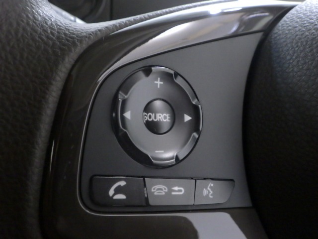ハンドルにオーディオの操作スイッチが装備されています！視線を前方から外さずハンドルから手を離さずに操作できるのでとっても安全ですね♪