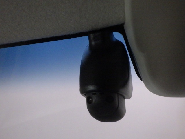 『ドライブレコーダー』動画を残すことで万が一の事態に遭遇した時の必須アイテムです！急ブレーキ・急ハンドルが起こった際、自動で記録が上書きされずに保存され、後でPC等で確認出来ます。