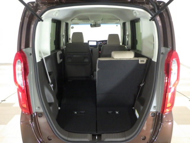 荷物によって片側のみシートを倒して使うことも出来ます！