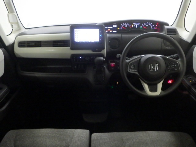 ドライバーを包み込むように、ディスプレーやスイッチ、コンソールを配置。座った瞬間から運転への期待が！空間そのものの心地よさにこだわっています。