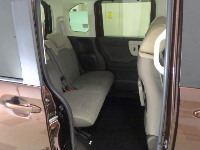 リアシートもゆったり快適に座っていただけますので、後部座席にお乗りの大切な方も楽しくドライブに参加していただけます。