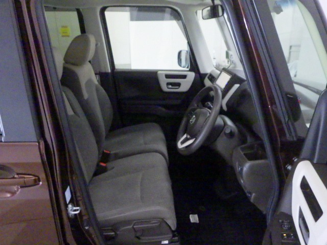 フロントシートはベンチシートタイプ♪　センターには格納式アームレストも付いています！！室内空間は広々で移動も楽々です♪狭い駐車空間など助手席ドアから出たい時にも大変便利ですよ♪