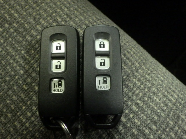 スマートキー付！キーを取り出さなくてもドアロックの施錠・開錠、エンジンの始動が出来ます！雨の日や荷物の多い日にとても便利ですね♪