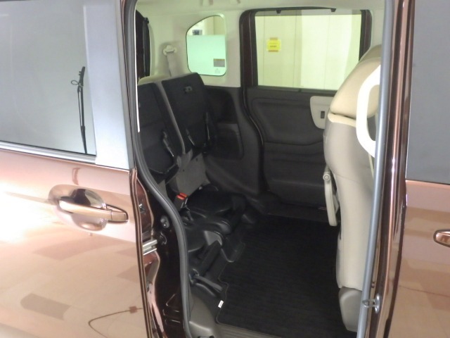 座面を跳ね上げれば、後席が背の高い空間に◎アイデア次第で使い方が広がります♪