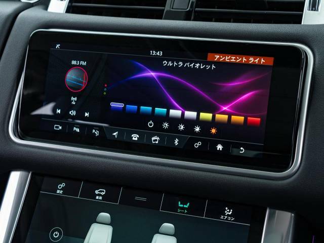 カスタマイズ可能なインテリアムードライトは細部まで入念に計算された照明で車内を演出！10色からお好みのカラーをお選びいただき、そのときの気分に合わせてキャビンのムードを変えられます♪