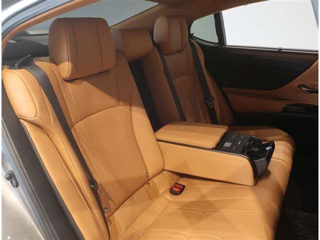 ゆとりある広々とした車内空間は、ドライブを始め買い物やレジャーなど、幅広く活躍します。一人でもみんなとでもお出かけを楽しみましょう！