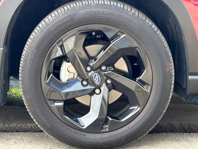 タイヤサイズは225/55R18　残り溝8分　純正アルミホイールです
