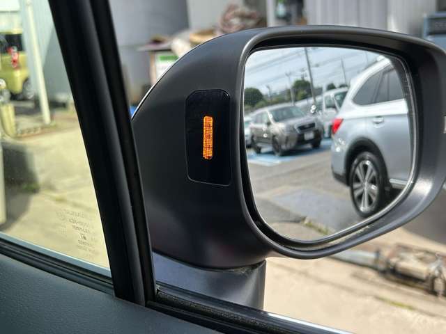 死角で並走している車がいる場合、存在する側のドアミラーインジケーターが点灯してお知らせします。