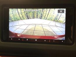 【バックカメラ】駐車時に後方がリアルタイム映像で確認できます。大型商業施設や立体駐車場での駐車時や、夜間のバック時に大活躍！運転スキルに関わらず、今や必須となった装備のひとつです！