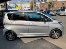 右側からの写真です　ドアバイザーが付いていますので雨の日でも少し窓を開けれます