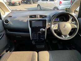 インパネ全体を写した写真です　カーナビ上の押しやすい位置にハザードランプが付いています