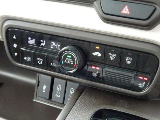 使いやすいフルオートエアコン♪運転席＆助手席にはシートヒーターを装備♪ナビ連動のUSBや充電機能のジャックも備えています。