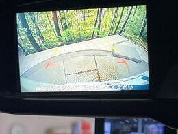 【バックカメラ】駐車時に後方がリアルタイム映像で確認できます。大型商業施設や立体駐車場での駐車時や、夜間のバック時に大活躍！運転スキルに関わらず、今や必須となった装備のひとつです！