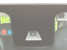 【三菱e-Assist】走行中に前方の車両等を認識し、衝突しそうな時は警報とブレーキで衝突回避と被害軽減をアシスト。より安全にドライブをお楽しみいただけます。