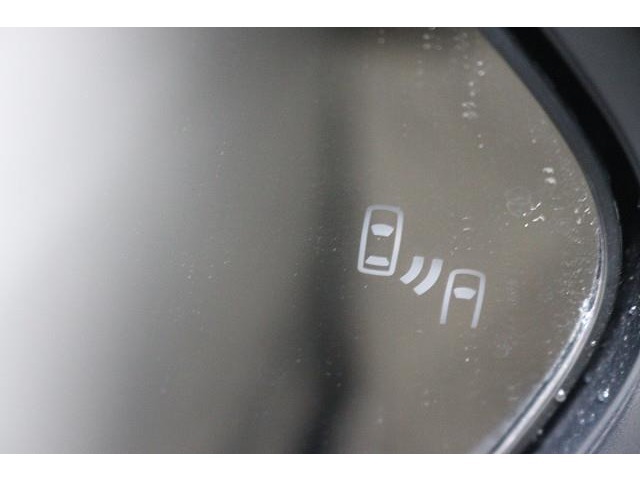 BSM（ブラインドスポットモニター）を装備。　隣の車線を走る車両が死角エリアに入ると、ドアミラーのインジケーターが光ってお知らせ！