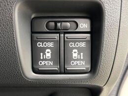 【両側スライドドア】駐車場で隣の車との間隔が狭く乗りにくい時、スライドドアなら安心！ドアオープン時も幅を取らず、開口部が広いので乗り降りがとっても簡単です。大きな荷物の出し入れも後席から可能♪