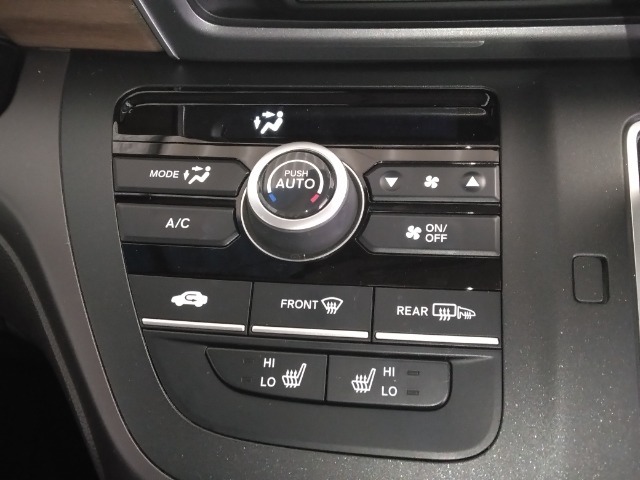 オートエアコンを搭載！車内の温度を自動で調節してくれます。シートヒーターがついているので寒い時期も快適です！