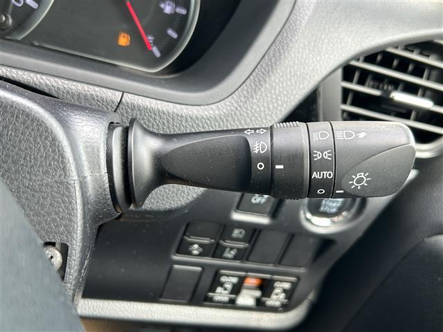 【　オートライト　】オートライトなのでライトの点け忘れを気にすることなく運転が出来ます。