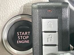 【オペレーションキー】カバンやポケットに入れたままでもドアの施錠・解錠が可能なスマートキーを装備。エンジンのオン・オフ時もカギを取り出す必要が無いからとっても便利です♪