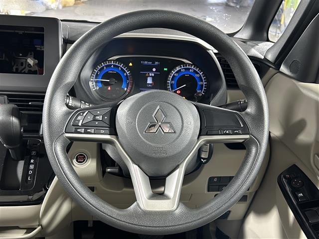 【ステアリング】軽い力で扱いやすいハンドルです。目立つ傷やスレなどなく綺麗な状態です！除菌プランいれていただくとさらに快適に！清潔なお車はお子様にも安心ですね！