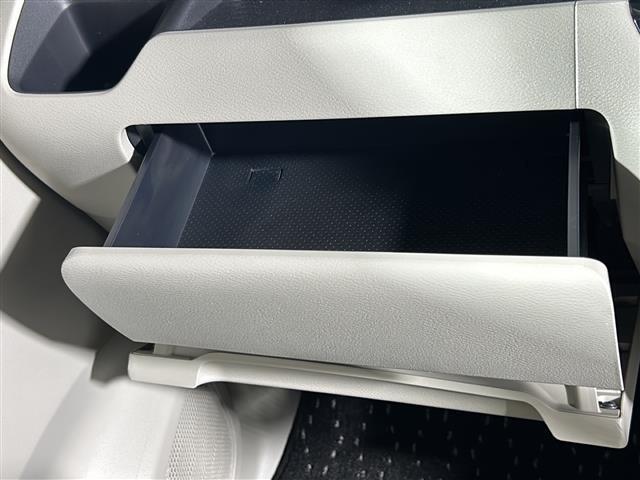 【グローブボックス】車検証ケースや、日頃使う小物類の収納に便利ですね！