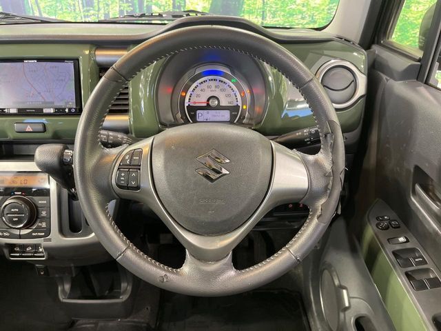 インテリアに合わせたデザインのステアリングは、運転される方のことも考え、運転しやすい形状、大きさです。是非一度、実際に触ってお確かめください。