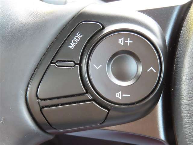 運転中、オーディオの操作をしてて、ハッとしたことはありませんか？ステアリングスイッチは、運転中でもハンドルでオーディオの操作が可能です。安全なドライブをサポートします。