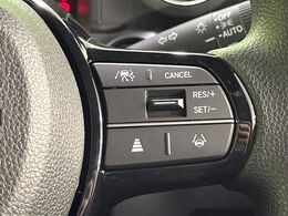 【アダプティブクルーズコントロール】高速道路での長距離走行が楽に！！自動で速度を保つクルーズコントロールが、衝突軽減システムと連携し、前方の車両を感知して車間を保つように速度調節してくれます！！