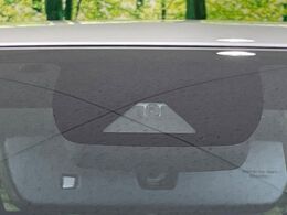 【トヨタセーフティセンス】走行中に前方の車両等を認識し、衝突しそうな時は警報とブレーキで衝突回避と被害軽減をアシスト。より安全にドライブをお楽しみいただけます。