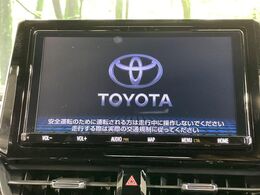 【純正9型ナビ】人気の純正ナビを装備しております。ナビの使いやすさはもちろん、オーディオ機能も充実！キャンプや旅行はもちろん、通勤や買い物など普段のドライブも楽しくなるはず♪