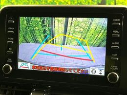【バックカメラ】駐車時に後方がリアルタイム映像で確認できます。大型商業施設や立体駐車場での駐車時や、夜間のバック時に大活躍！運転スキルに関わらず、今や必須となった装備のひとつです！