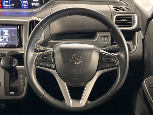 【純正革巻きステアリング】上質な革を使用することで、手にしっかり馴染みとても運転しやすいハンドルです♪