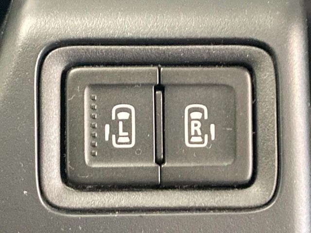 【両側パワースライドドア】スマートキーや運転席のスイッチで後席両側スライドドアの開閉が可能♪電動だから力を入れてドアを開ける必要が無く、小さなお子様でも簡単に開け閉めでき快適です♪