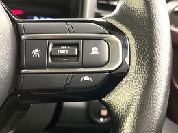 【アダプティブクルーズコントロール】高速道路での長距離走行が楽に！！自動で速度を保つクルーズコントロールが、衝突軽減システムと連携し、前方の車両を感知して車間を保つように速度調節してくれます！！
