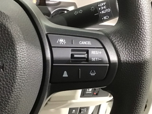 クルーズコントロールを装備しています。高速道路などで一定の速度で走ってくれるので運転が楽ですよ！速度を設定できますので、スピードの出しすぎにも注意できます。