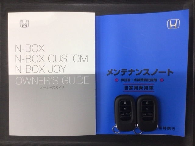 スマートキーは鍵をバッグに入れたままでもドアロックの開閉やエンジンのON・OFFができます。夜間や雨の日も鍵を探さなくて良いので便利です。