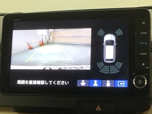 リバースギアに入れるだけで後方の表示へ切り替わります。夜間や雨の日の駐車も楽になりますよ。