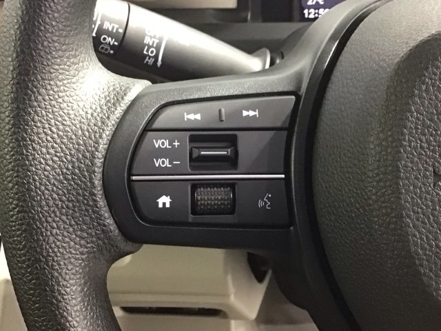 ステアリングにオーディオ操作スイッチが付いています。オーディオ画面に直接タッチしなくても操作が出来ますので、運転に集中できます。