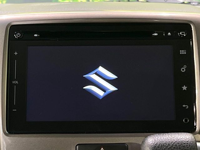 【純正ナビ】人気の純正ナビを装備。オーディオ機能も充実しており、Bluetooth接続すればお持ちのスマホやMP3プレイヤーの音楽を再生可能！毎日の運転がさらに楽しくなります！！