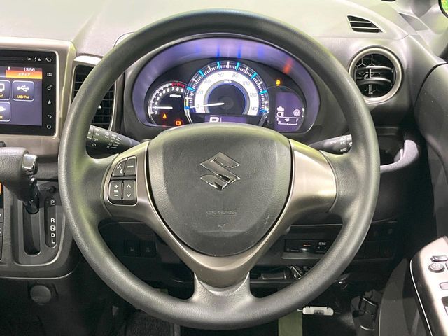 インテリアに合わせたデザインのステアリングは、運転される方のことも考え、運転しやすい形状、大きさです。是非一度、実際に触ってお確かめください。