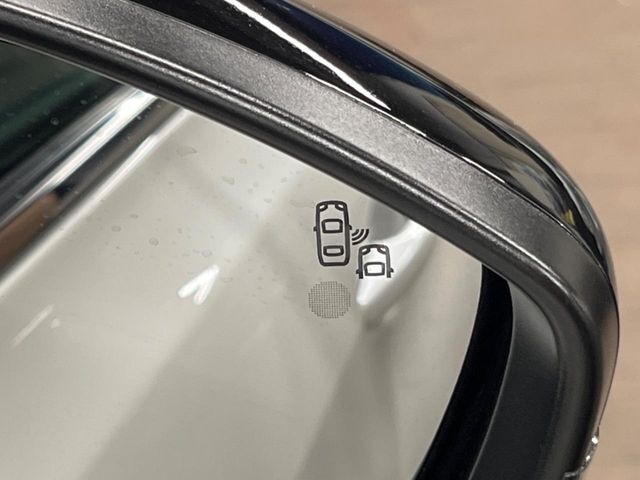 ●ブラインドアシストセンサー：視角からの車を感知し、ドライバーが車線変更を行う際に、警告音と共に注意を促してくれる安全支援機能です！