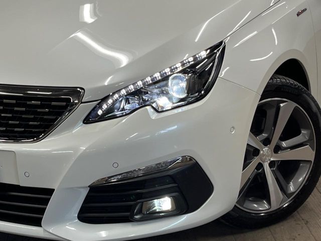 ●LEDヘッドライト：夜間走行時も良好な視界を確保し安心して運転できる高輝度LEDヘッドライトを装備！点灯速度が早く、消費電力も抑えられています。